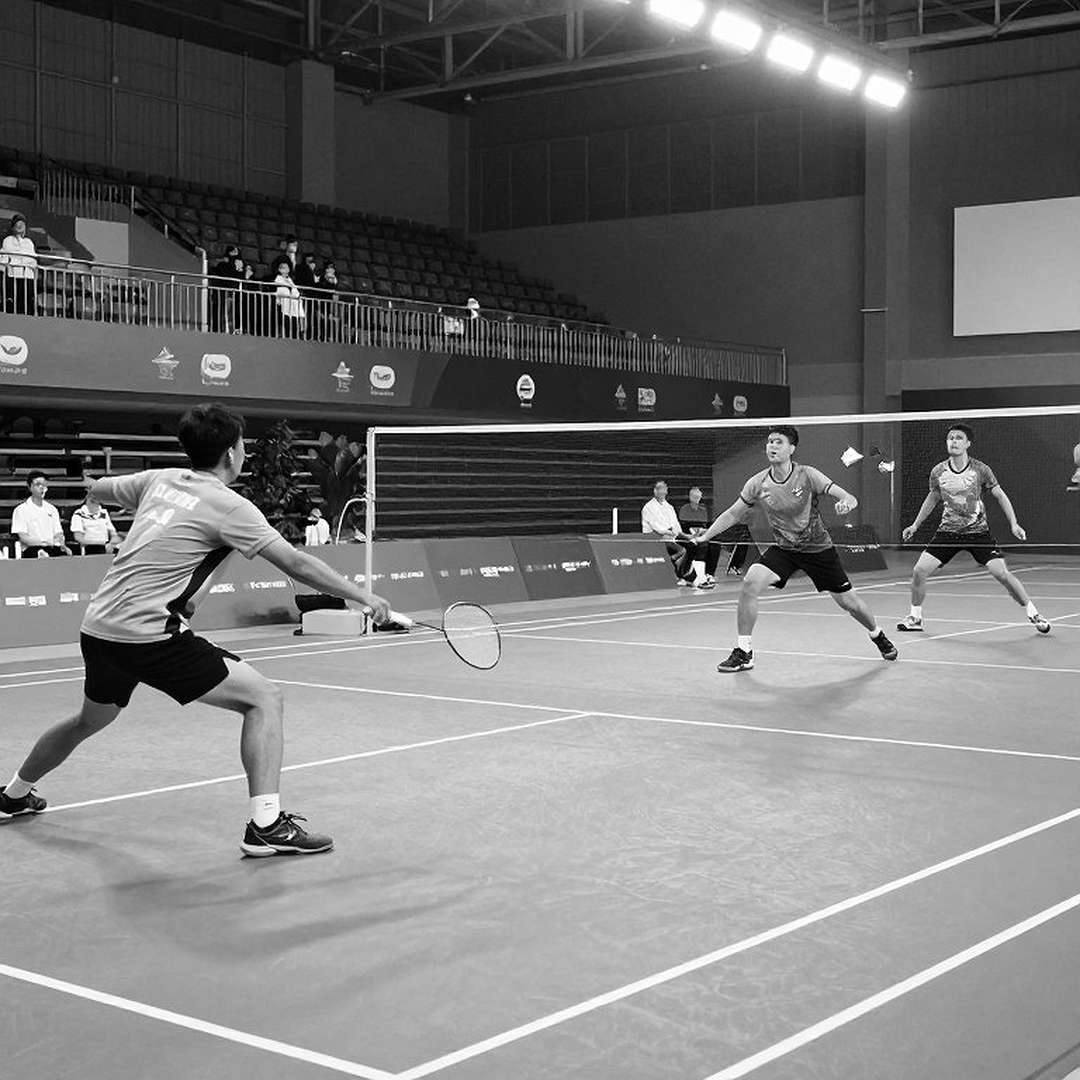 Alwi Farhan đánh tập cùng Kento Momota trước Asian Games 2026: bài học nằm ở những quả cầu không ai đếm