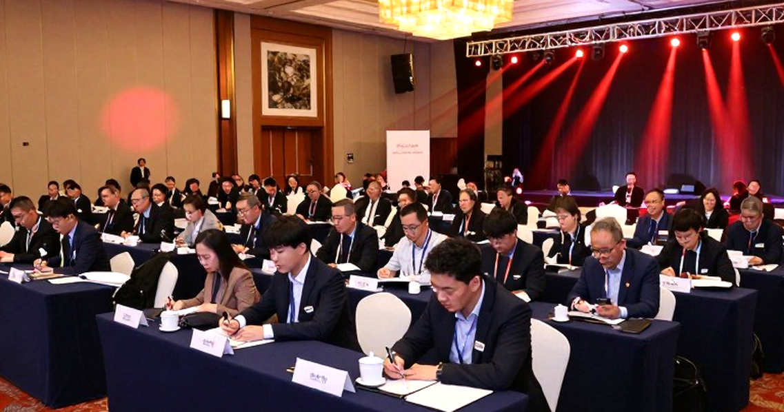 Petroff trở lại và hai khoá học vị trí: tháng Tám của làng huấn luyện cờ vua